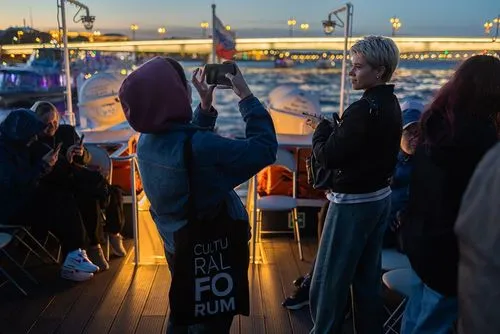 Теплоход на ночной прогулке — вид с палубы