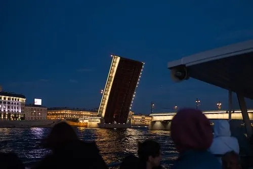 Развод мостов с воды — ночной Петербург